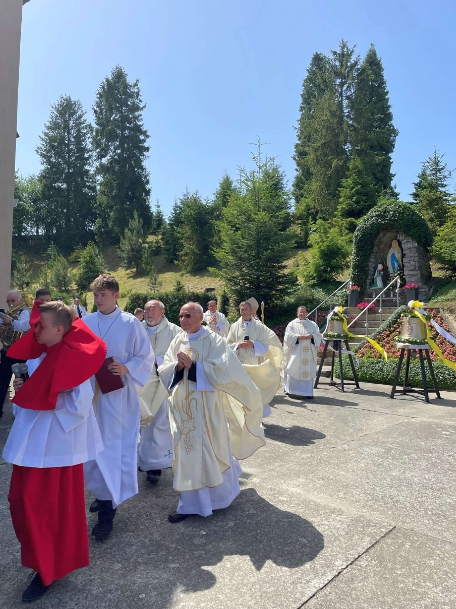 Zdjęcie w galerii na portalu naszraciborz.pl: 50-lecie parafii w Owsiszczach. Biskup poświęcił dzwony wiadomości z regionu