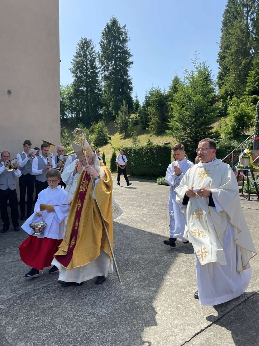 Zdjęcie w galerii na portalu naszraciborz.pl: 50-lecie parafii w Owsiszczach. Biskup poświęcił dzwony wiadomości z regionu