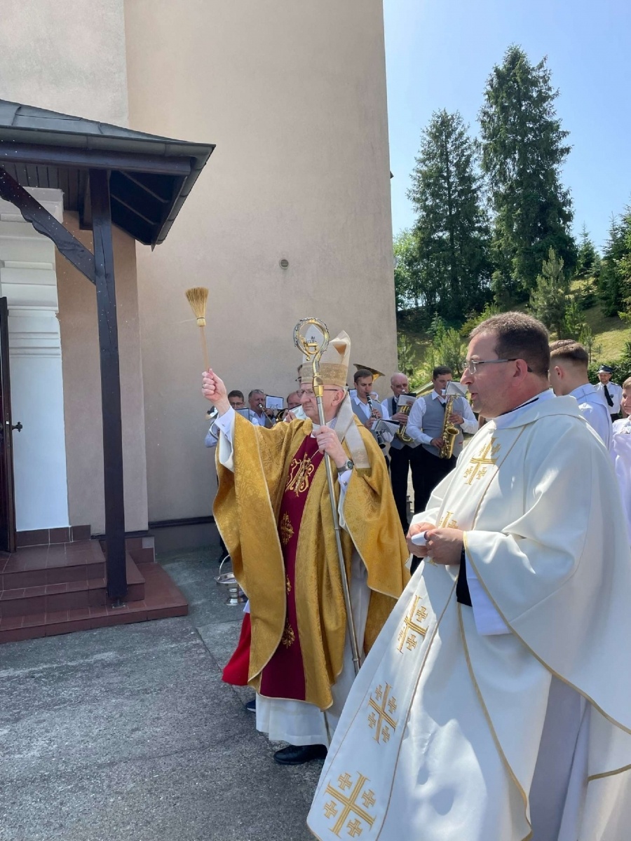 Zdjęcie w galerii na portalu naszraciborz.pl: 50-lecie parafii w Owsiszczach. Biskup poświęcił dzwony wiadomości z regionu