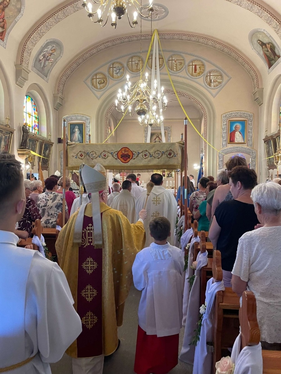 Zdjęcie w galerii na portalu naszraciborz.pl: 50-lecie parafii w Owsiszczach. Biskup poświęcił dzwony wiadomości z regionu