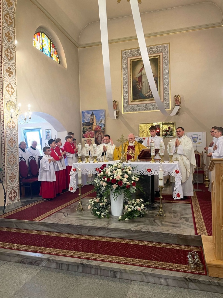 Zdjęcie w galerii na portalu naszraciborz.pl: 50-lecie parafii w Owsiszczach. Biskup poświęcił dzwony wiadomości z regionu