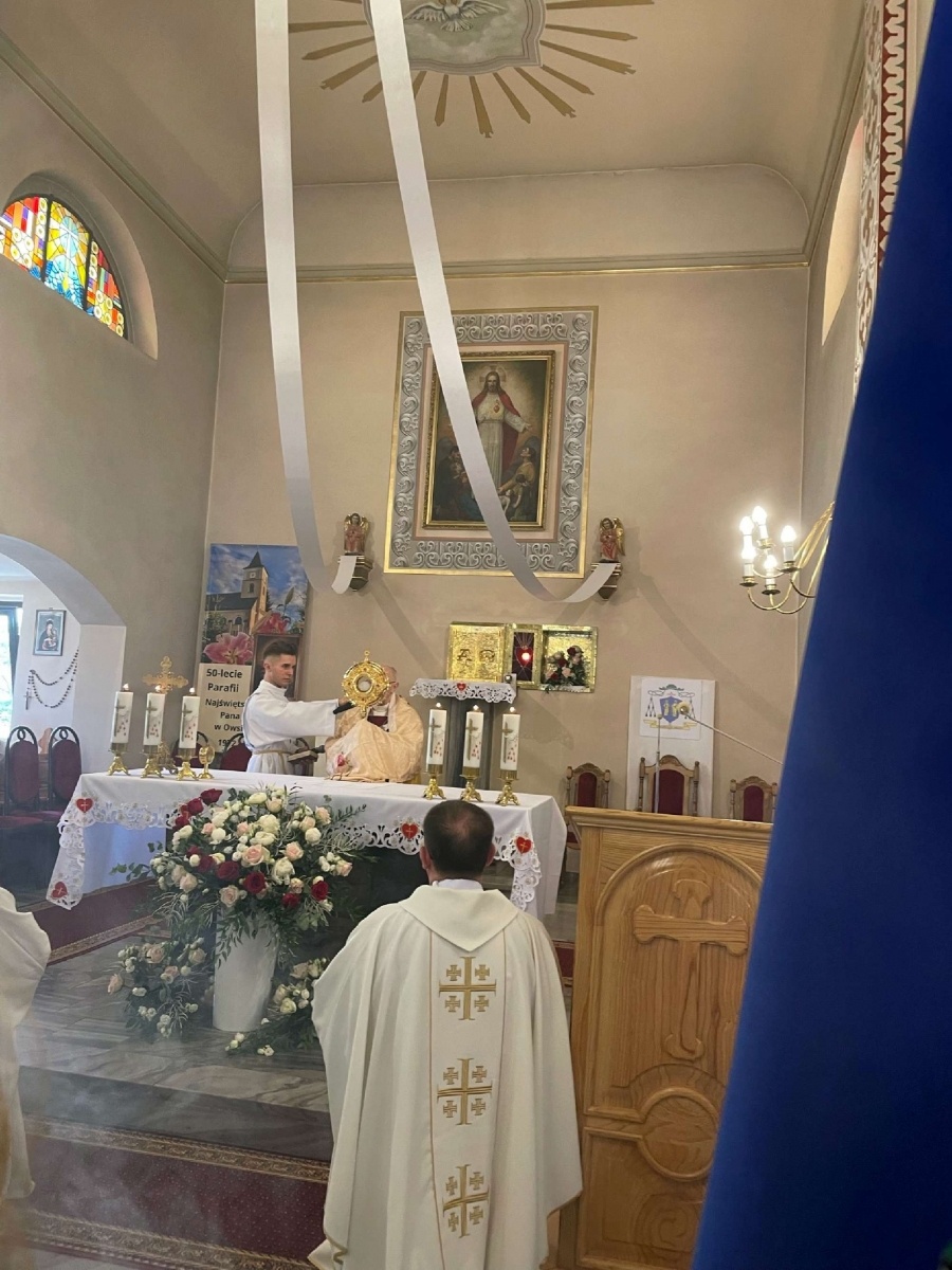 Zdjęcie w galerii na portalu naszraciborz.pl: 50-lecie parafii w Owsiszczach. Biskup poświęcił dzwony wiadomości z regionu