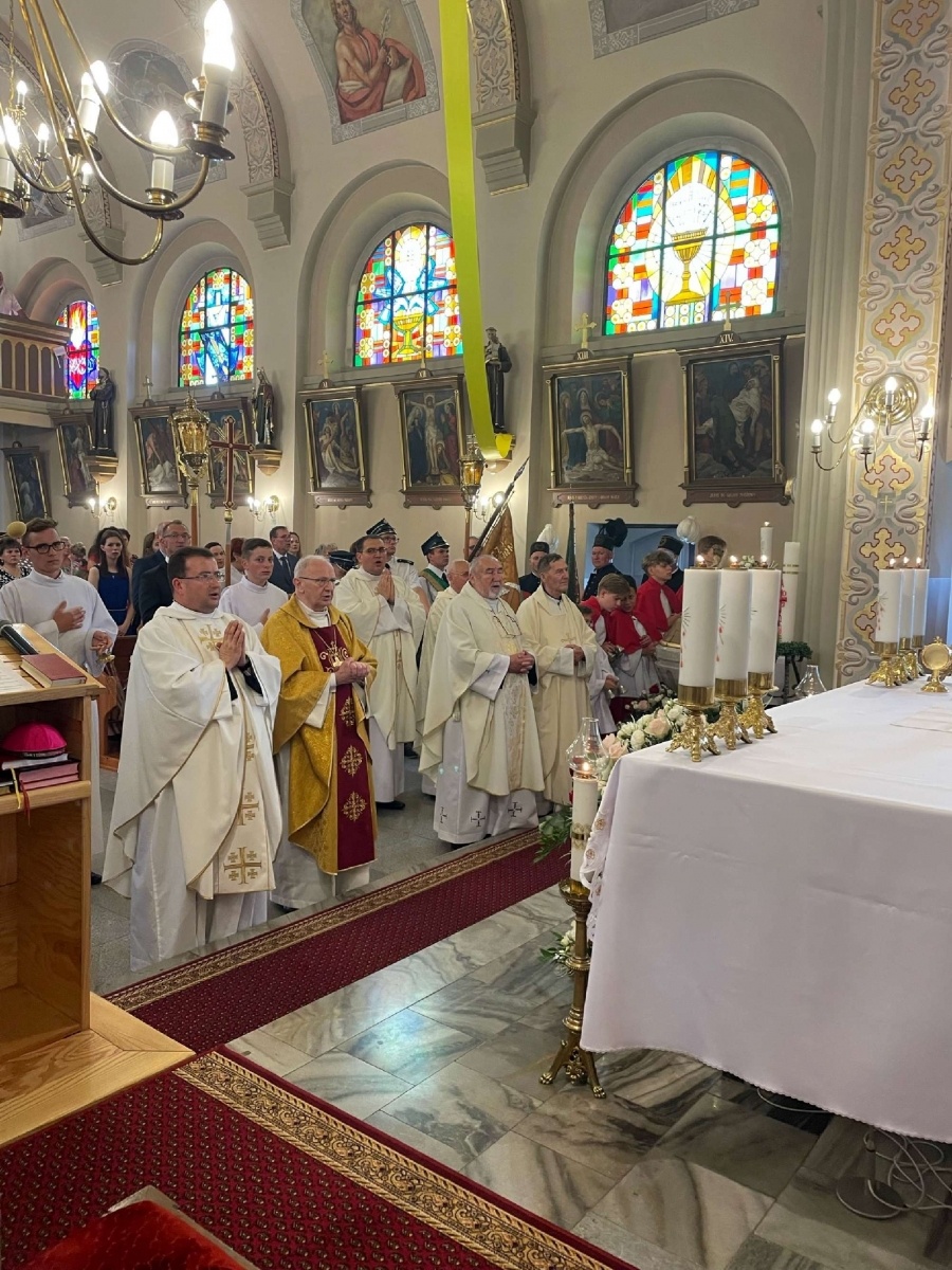 Zdjęcie w galerii na portalu naszraciborz.pl: 50-lecie parafii w Owsiszczach. Biskup poświęcił dzwony wiadomości z regionu