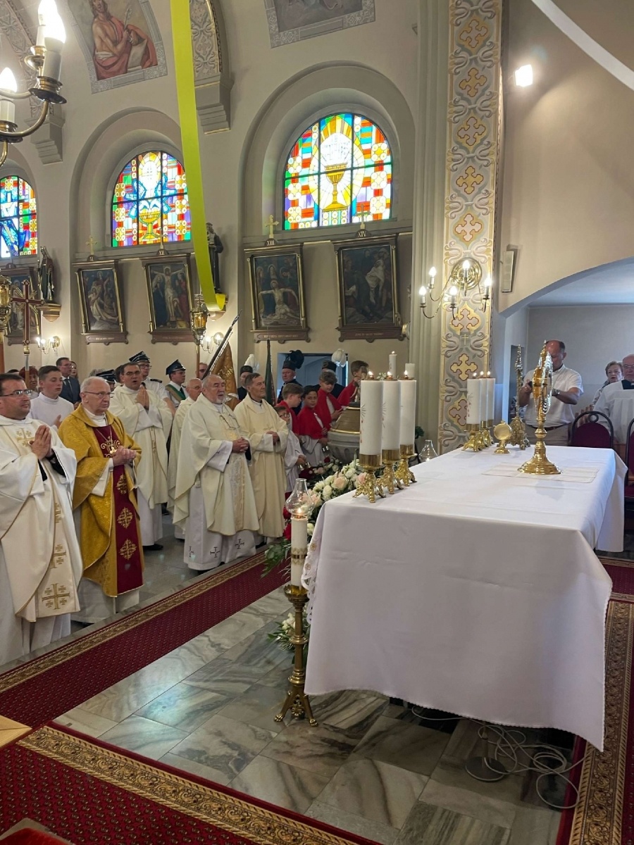 Zdjęcie w galerii na portalu naszraciborz.pl: 50-lecie parafii w Owsiszczach. Biskup poświęcił dzwony wiadomości z regionu