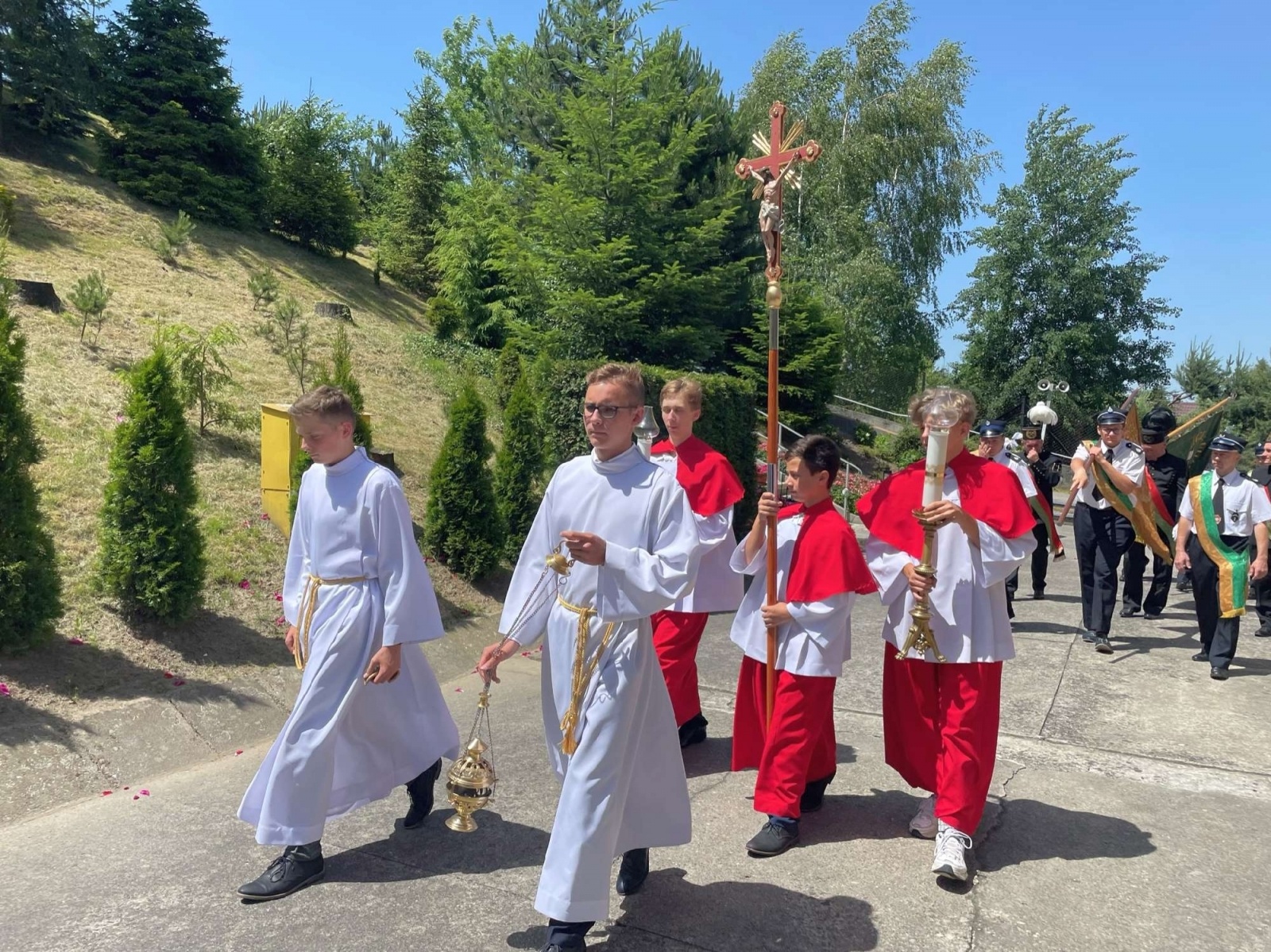 Zdjęcie w galerii na portalu naszraciborz.pl: 50-lecie parafii w Owsiszczach. Biskup poświęcił dzwony wiadomości z regionu