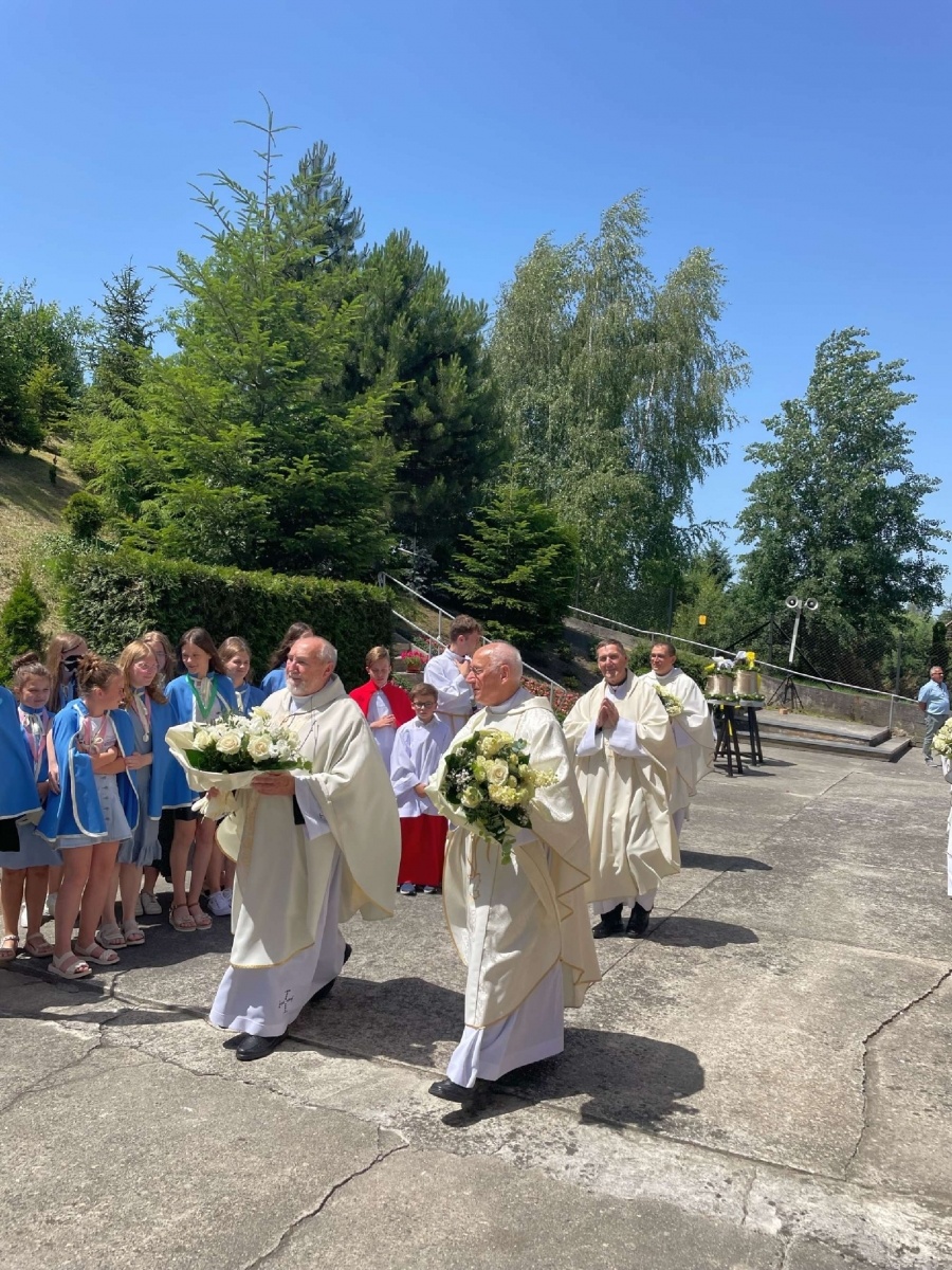 Zdjęcie w galerii na portalu naszraciborz.pl: 50-lecie parafii w Owsiszczach. Biskup poświęcił dzwony wiadomości z regionu