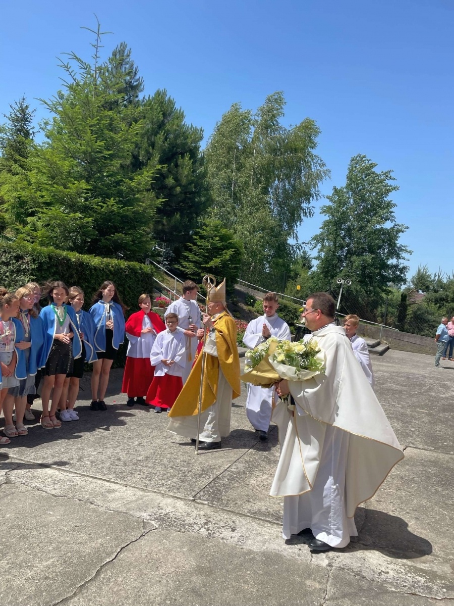 Zdjęcie w galerii na portalu naszraciborz.pl: 50-lecie parafii w Owsiszczach. Biskup poświęcił dzwony wiadomości z regionu
