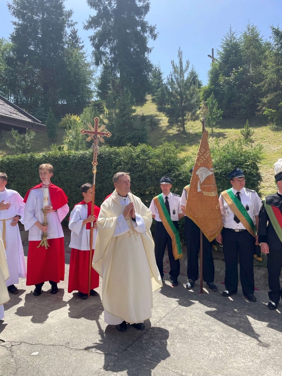 Zdjęcie w galerii na portalu naszraciborz.pl: 50-lecie parafii w Owsiszczach. Biskup poświęcił dzwony wiadomości z regionu