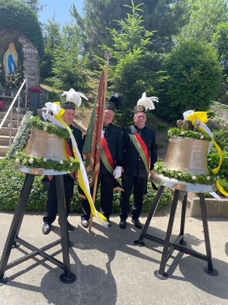 Zdjęcie w galerii na portalu naszraciborz.pl: 50-lecie parafii w Owsiszczach. Biskup poświęcił dzwony wiadomości z regionu