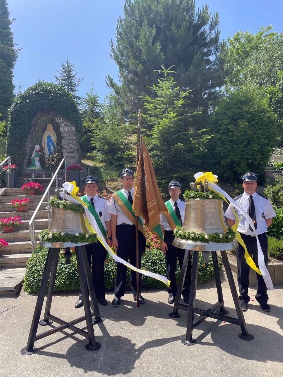 Zdjęcie w galerii na portalu naszraciborz.pl: 50-lecie parafii w Owsiszczach. Biskup poświęcił dzwony wiadomości z regionu