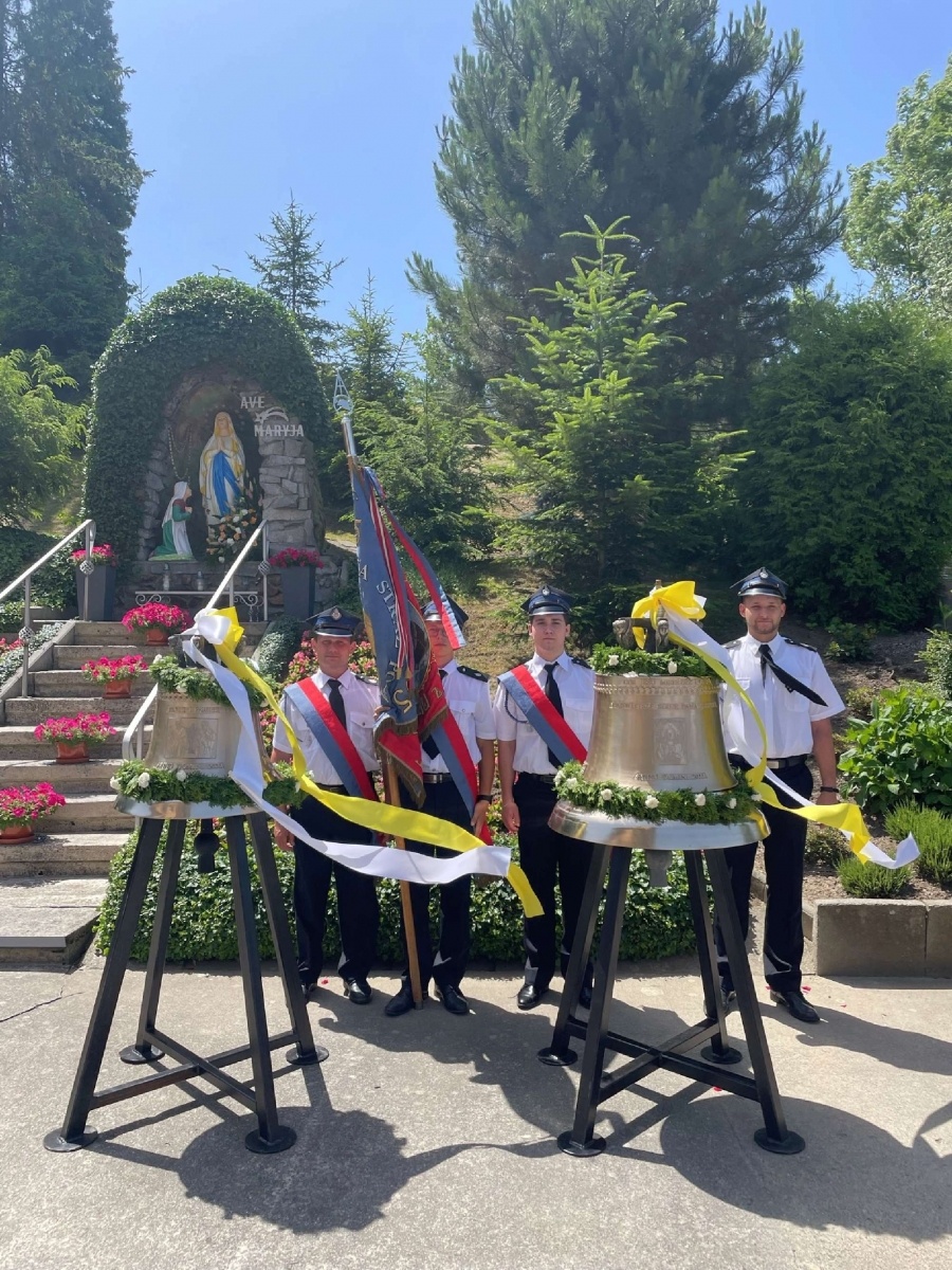 Zdjęcie w galerii na portalu naszraciborz.pl: 50-lecie parafii w Owsiszczach. Biskup poświęcił dzwony wiadomości z regionu