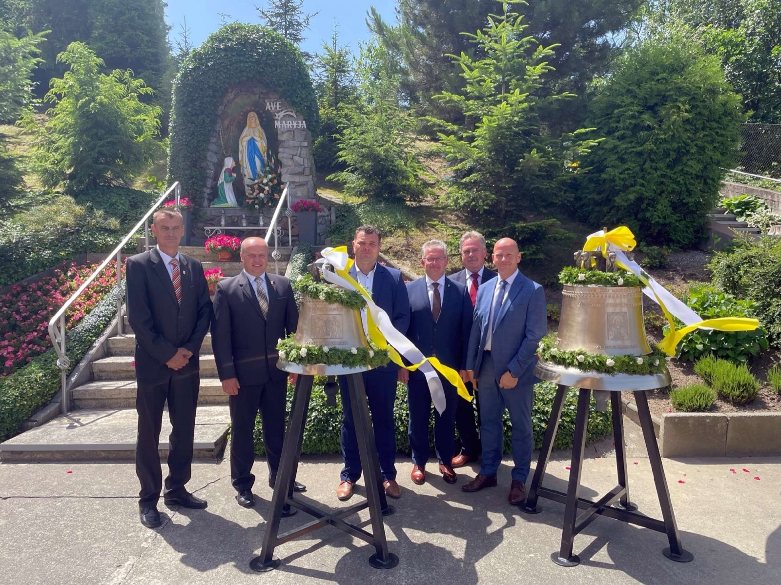 Zdjęcie w galerii na portalu naszraciborz.pl: 50-lecie parafii w Owsiszczach. Biskup poświęcił dzwony wiadomości z regionu