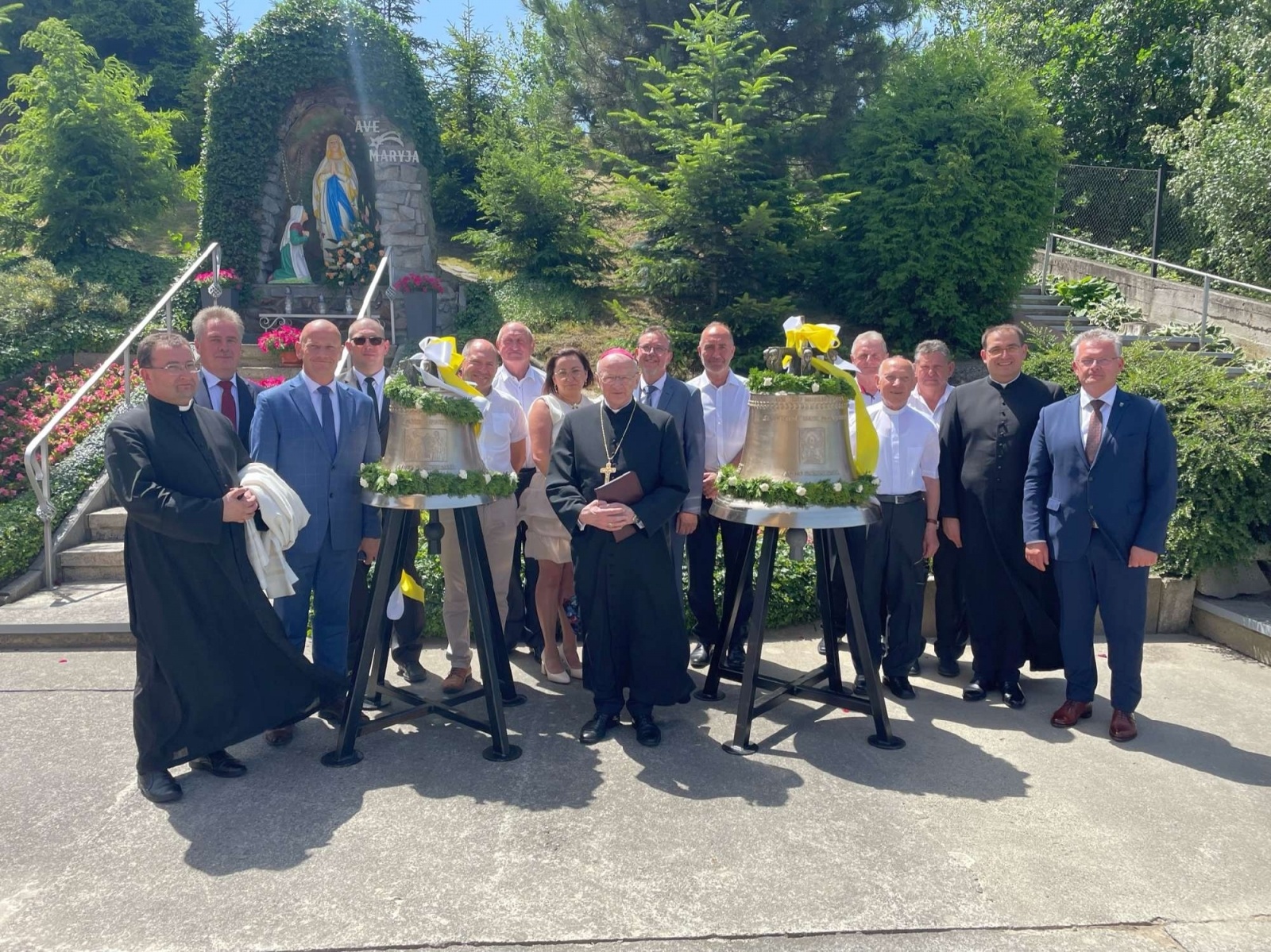 Zdjęcie w galerii na portalu naszraciborz.pl: 50-lecie parafii w Owsiszczach. Biskup poświęcił dzwony wiadomości z regionu