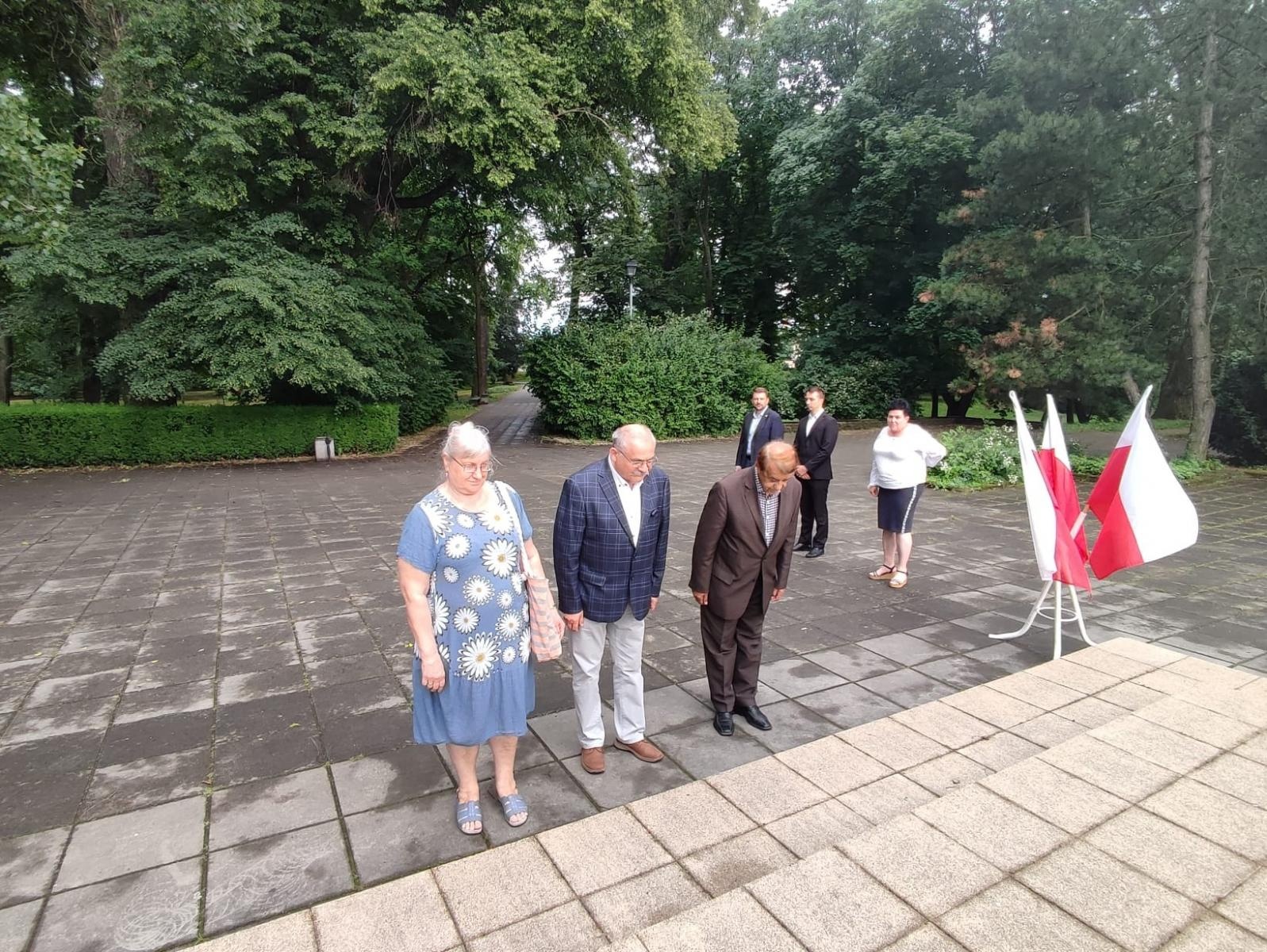Zdjęcie w galerii na portalu naszraciborz.pl: Wiązanki o przedstawicieli Rad Miasta i Seniorów pod Pomnikiem Powstańców Śląskich wiadomości z regionu