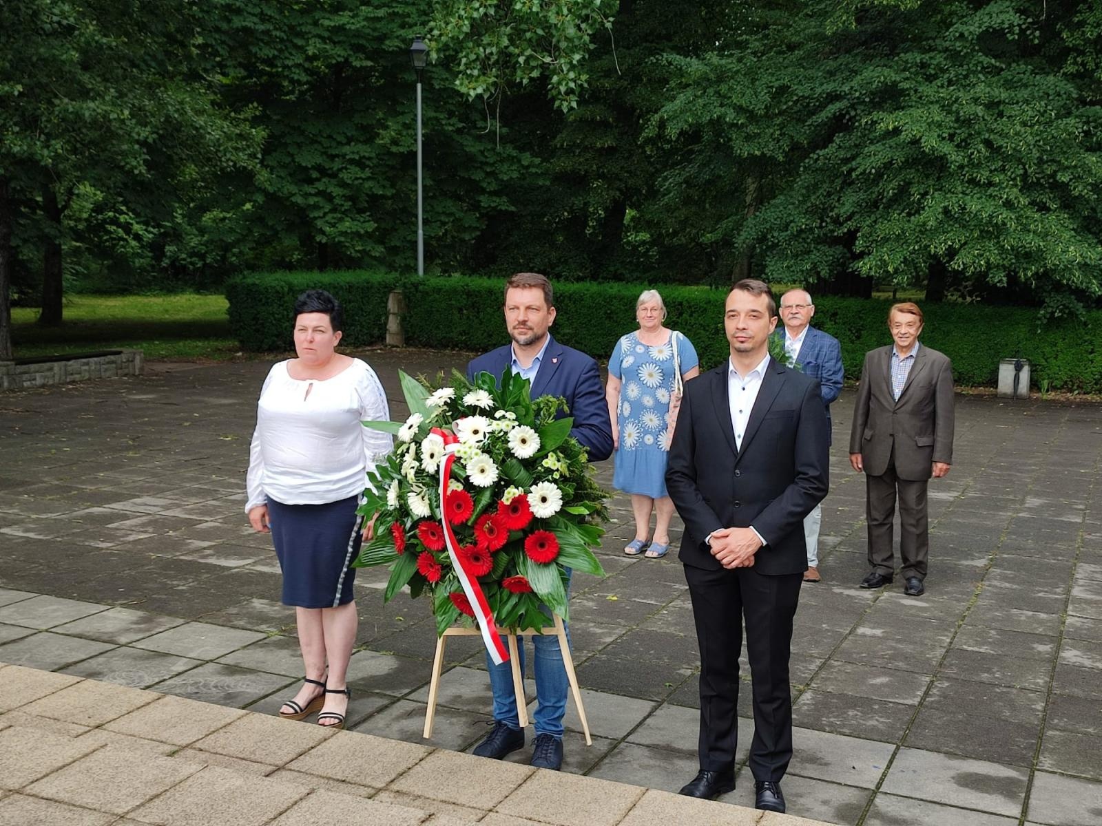 Zdjęcie w galerii na portalu naszraciborz.pl: Wiązanki o przedstawicieli Rad Miasta i Seniorów pod Pomnikiem Powstańców Śląskich wiadomości z regionu