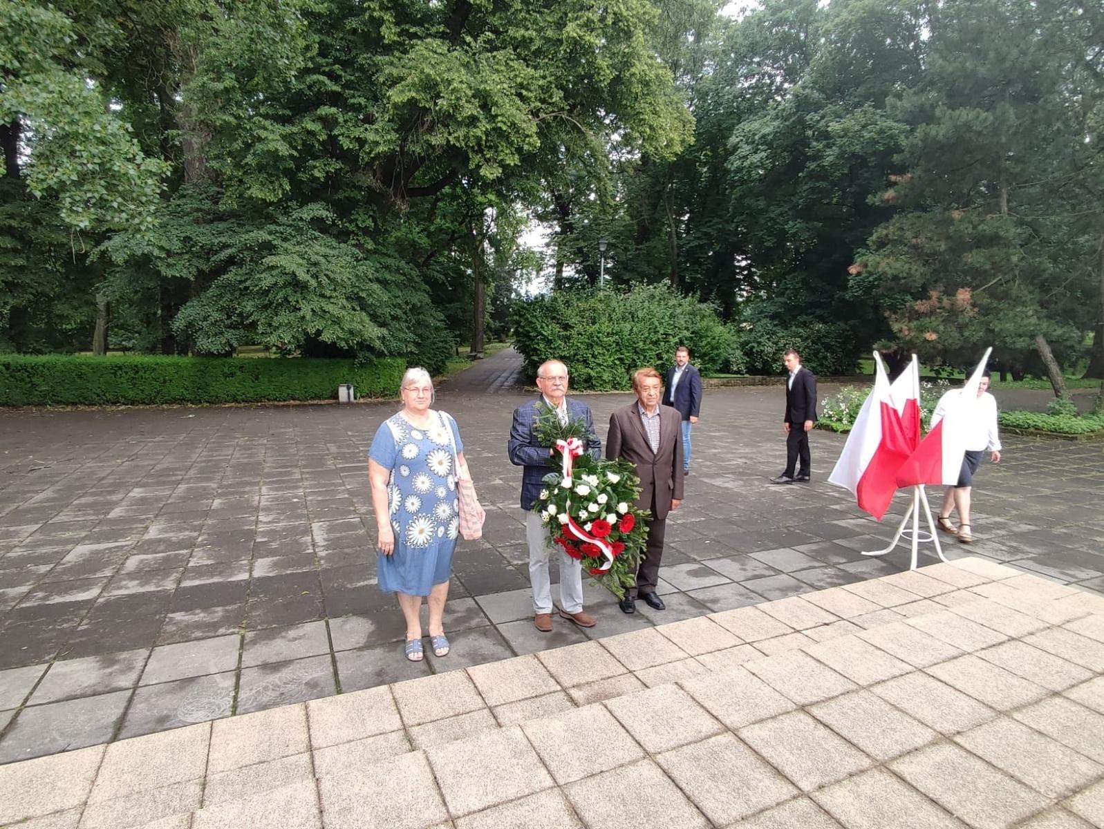 Zdjęcie w galerii na portalu naszraciborz.pl: Wiązanki o przedstawicieli Rad Miasta i Seniorów pod Pomnikiem Powstańców Śląskich wiadomości z regionu