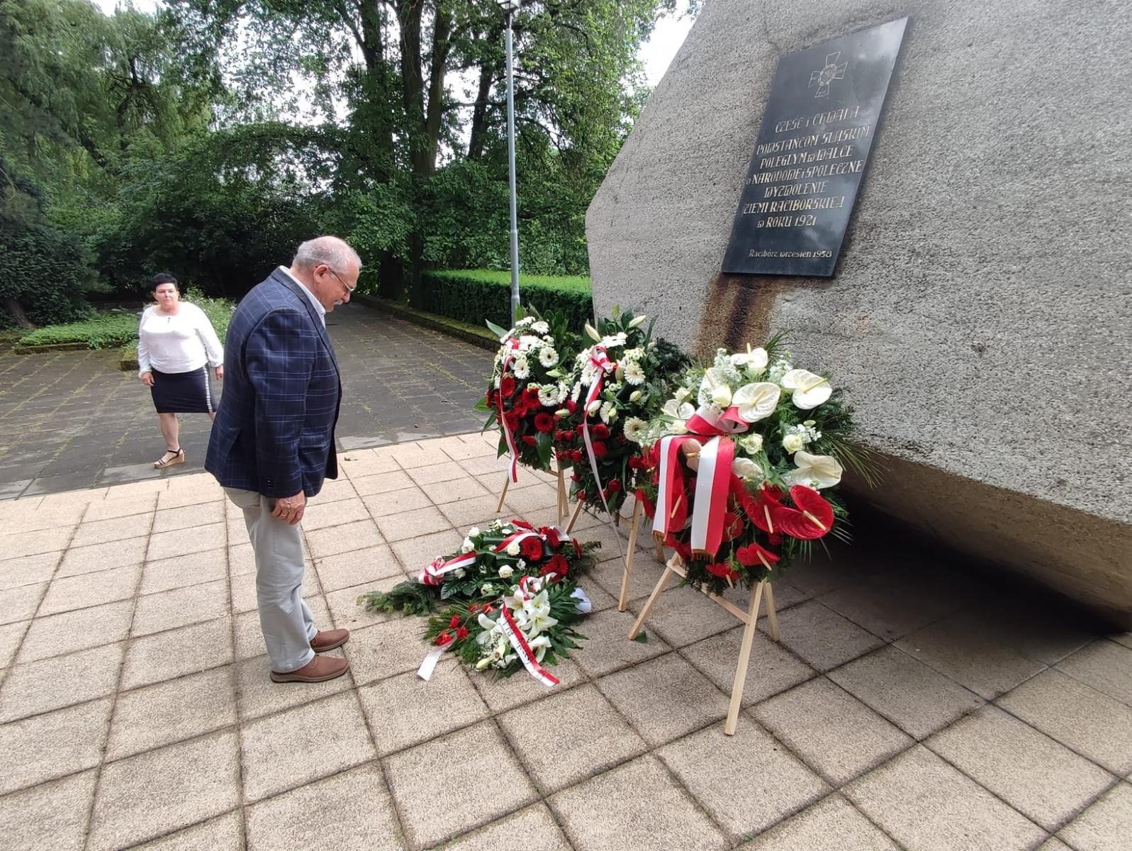 Zdjęcie w galerii na portalu naszraciborz.pl: Wiązanki o przedstawicieli Rad Miasta i Seniorów pod Pomnikiem Powstańców Śląskich wiadomości z regionu