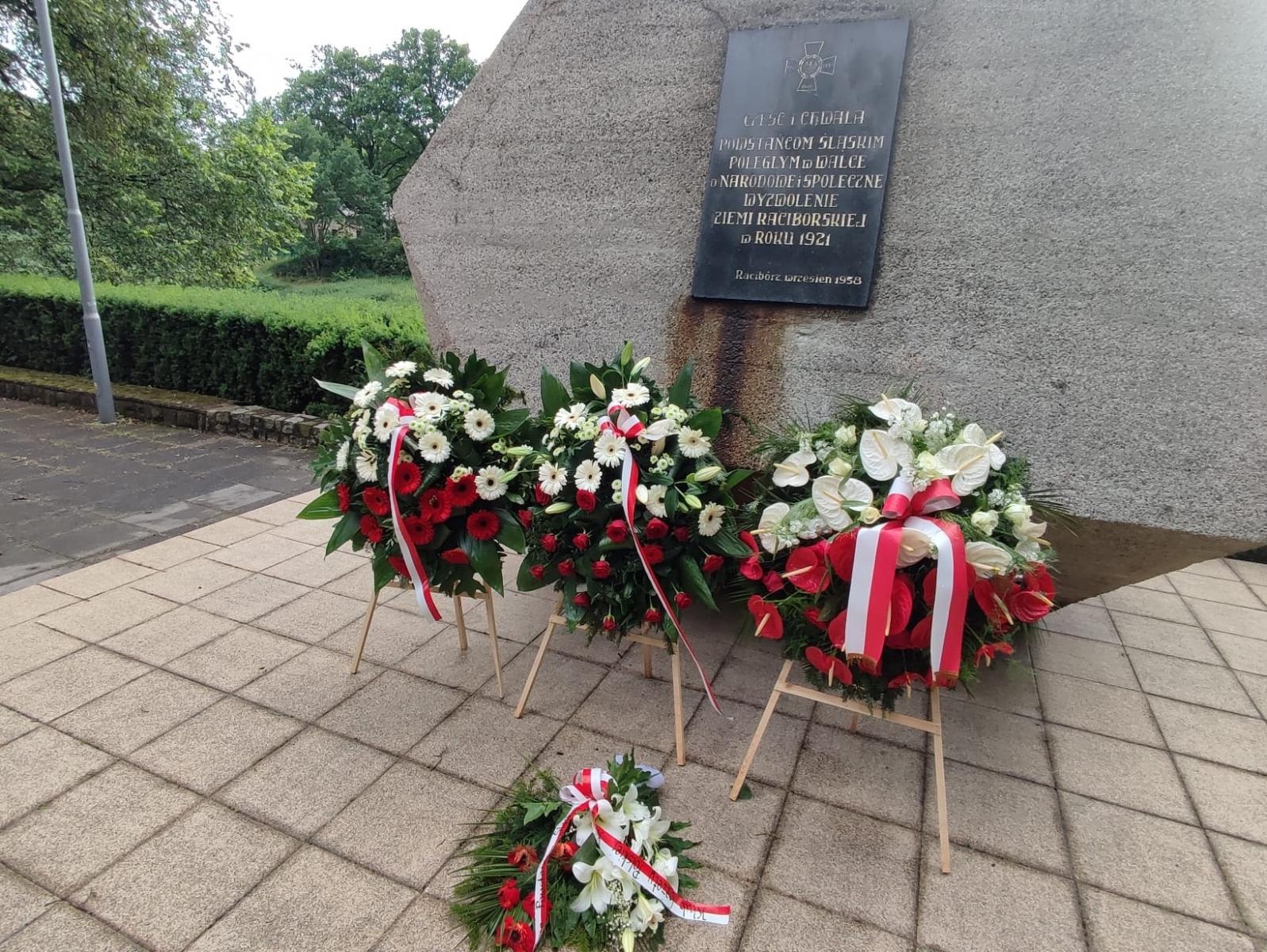 Zdjęcie w galerii na portalu naszraciborz.pl: Wiązanki o przedstawicieli Rad Miasta i Seniorów pod Pomnikiem Powstańców Śląskich wiadomości z regionu