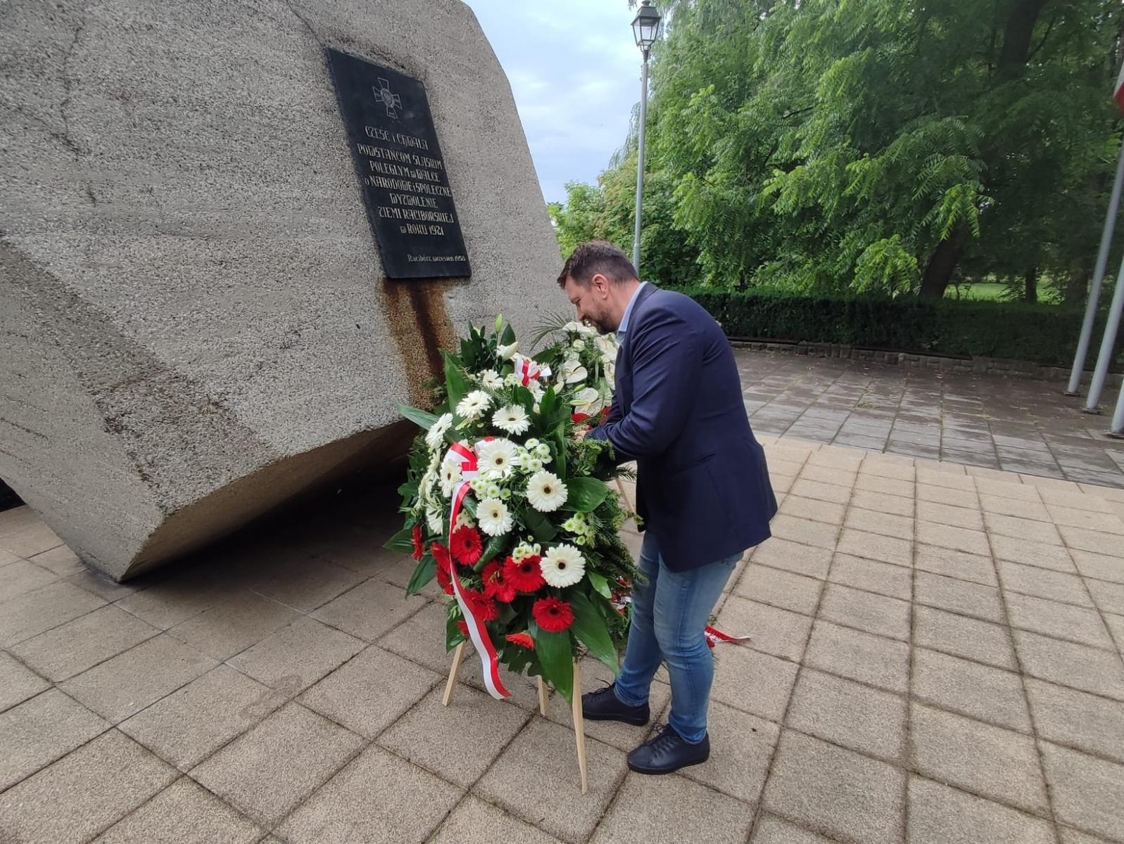 Zdjęcie w galerii na portalu naszraciborz.pl: Wiązanki o przedstawicieli Rad Miasta i Seniorów pod Pomnikiem Powstańców Śląskich wiadomości z regionu