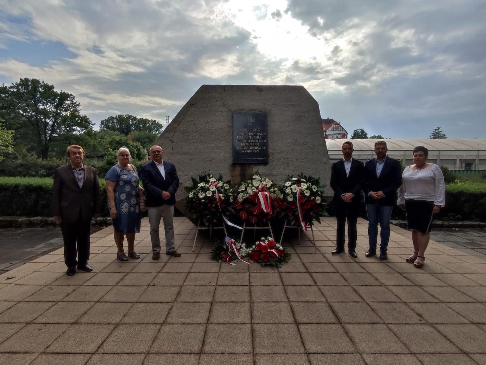 Zdjęcie w galerii na portalu naszraciborz.pl: Wiązanki o przedstawicieli Rad Miasta i Seniorów pod Pomnikiem Powstańców Śląskich wiadomości z regionu