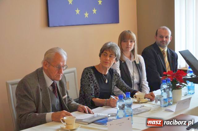 Zdjęcie w galerii na portalu naszraciborz.pl: Pomagają odnaleźć się na rynku pracy wiadomości z regionu