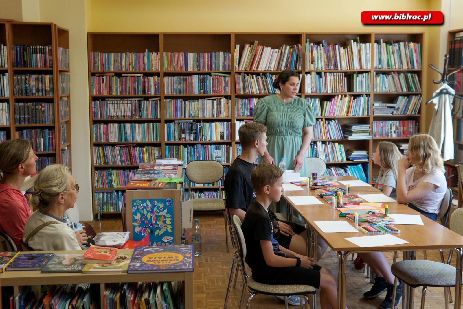 Zdjęcie w galerii na portalu naszraciborz.pl: Warsztaty z ilustratorką książki Kowal i diabeł w ocickiej książnicy wiadomości z regionu