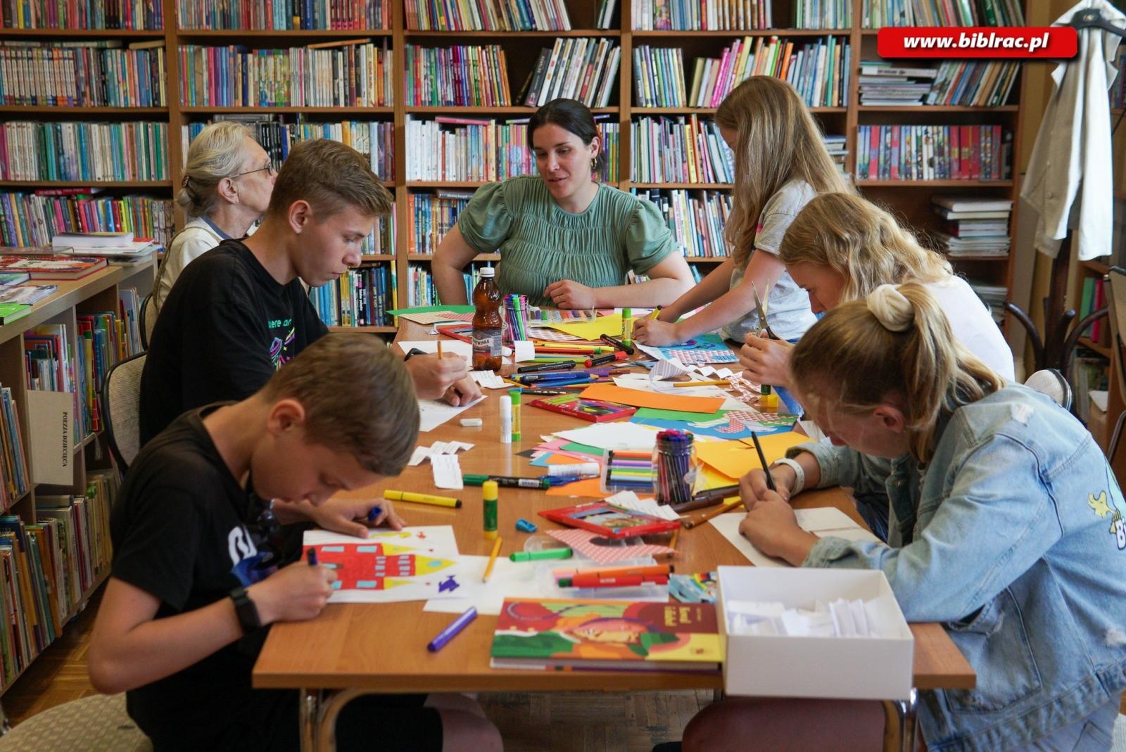 Zdjęcie w galerii na portalu naszraciborz.pl: Warsztaty z ilustratorką książki Kowal i diabeł w ocickiej książnicy wiadomości z regionu