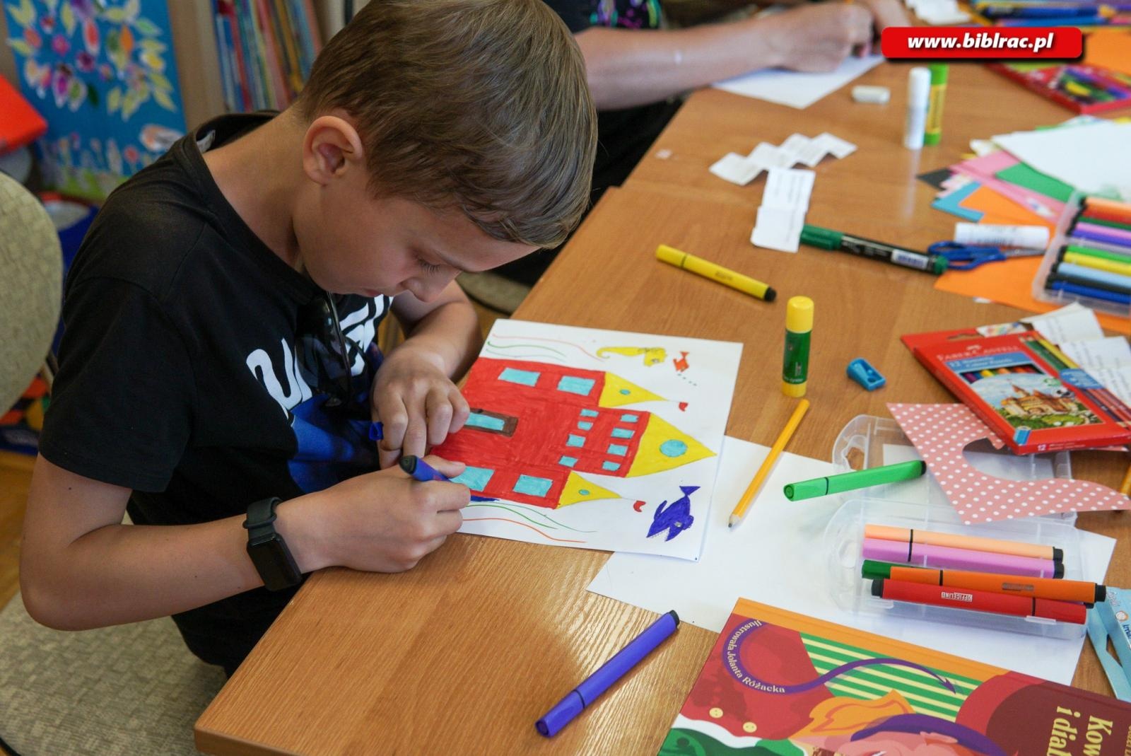 Zdjęcie w galerii na portalu naszraciborz.pl: Warsztaty z ilustratorką książki Kowal i diabeł w ocickiej książnicy wiadomości z regionu