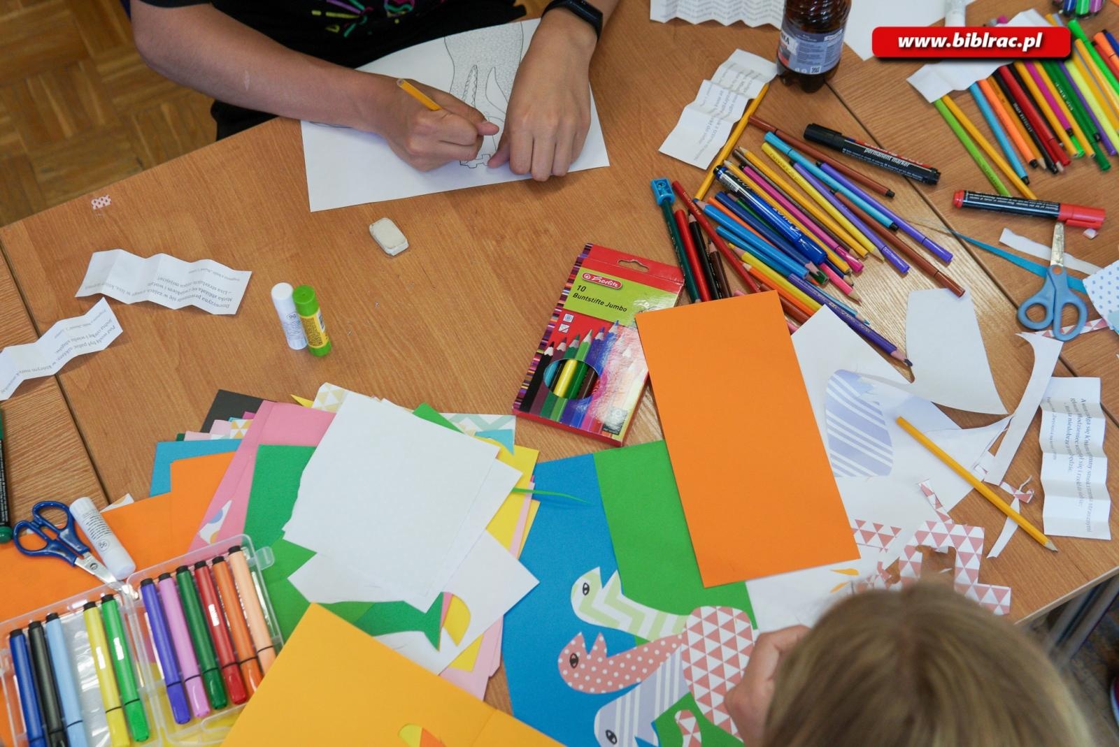 Zdjęcie w galerii na portalu naszraciborz.pl: Warsztaty z ilustratorką książki Kowal i diabeł w ocickiej książnicy wiadomości z regionu