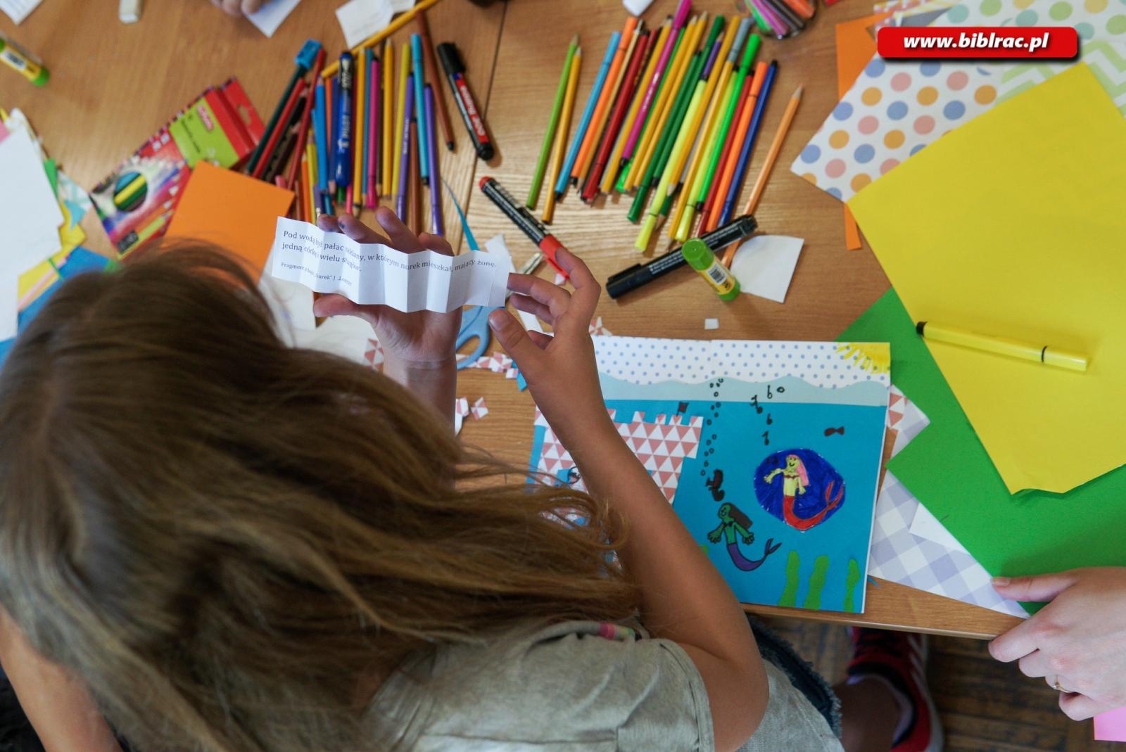 Zdjęcie w galerii na portalu naszraciborz.pl: Warsztaty z ilustratorką książki Kowal i diabeł w ocickiej książnicy wiadomości z regionu