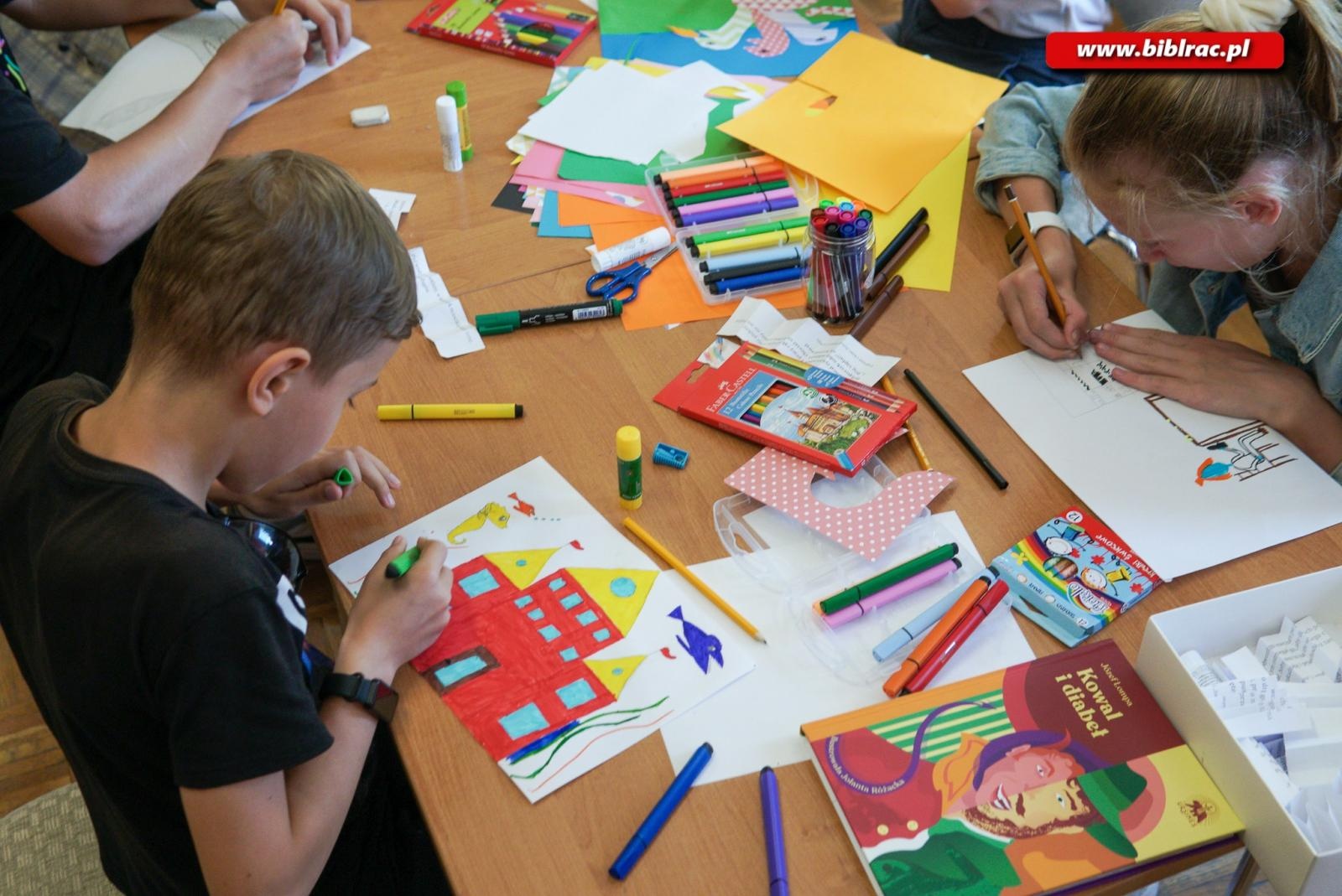 Zdjęcie w galerii na portalu naszraciborz.pl: Warsztaty z ilustratorką książki Kowal i diabeł w ocickiej książnicy wiadomości z regionu