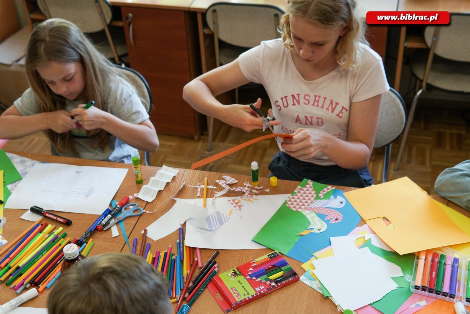Zdjęcie w galerii na portalu naszraciborz.pl: Warsztaty z ilustratorką książki Kowal i diabeł w ocickiej książnicy wiadomości z regionu