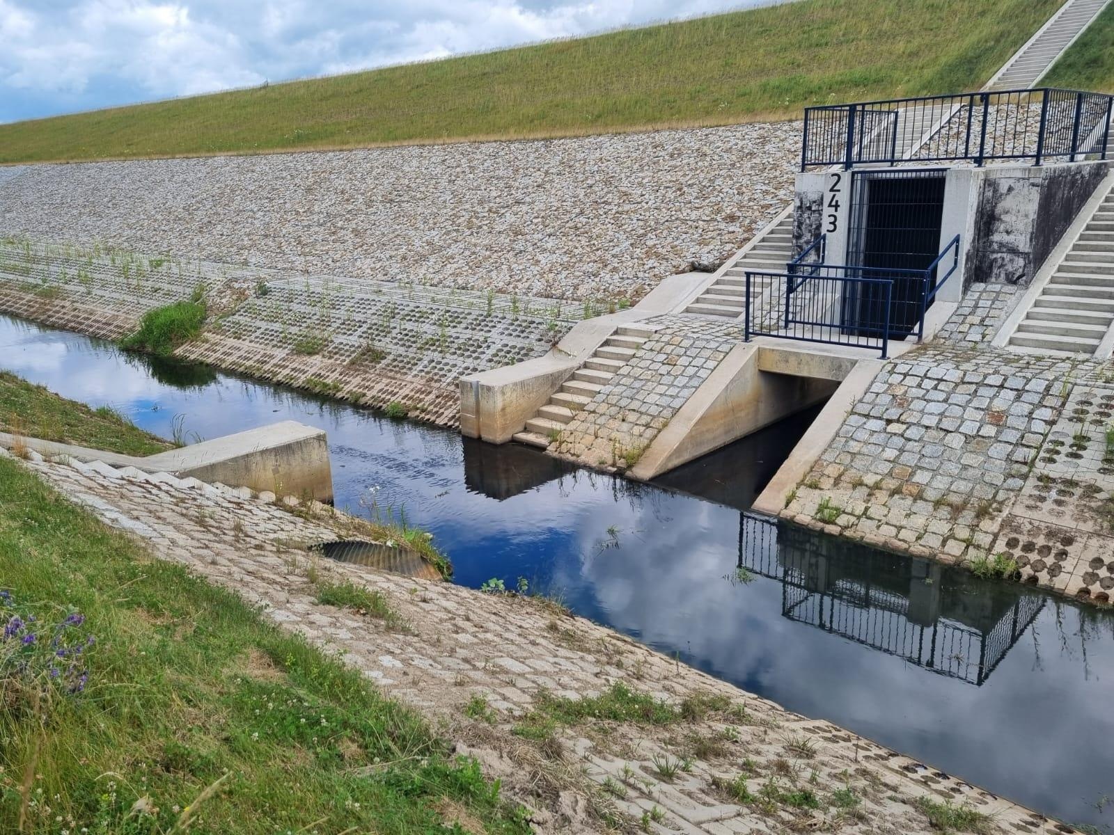 Zdjęcie w galerii na portalu naszraciborz.pl: Tajemnicza substancja w Pilarce w Tworkowie wiadomości z regionu