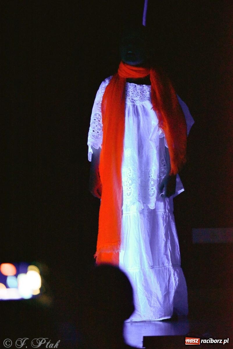 Zdjęcie w galerii na portalu naszraciborz.pl: Magiczny wieczór teatralnych premier w MDK-u wiadomości z regionu