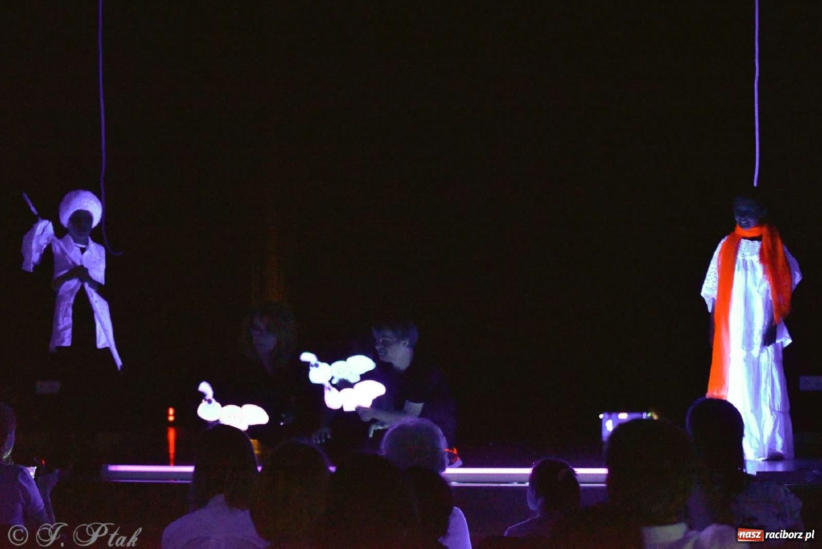 Zdjęcie w galerii na portalu naszraciborz.pl: Magiczny wieczór teatralnych premier w MDK-u wiadomości z regionu