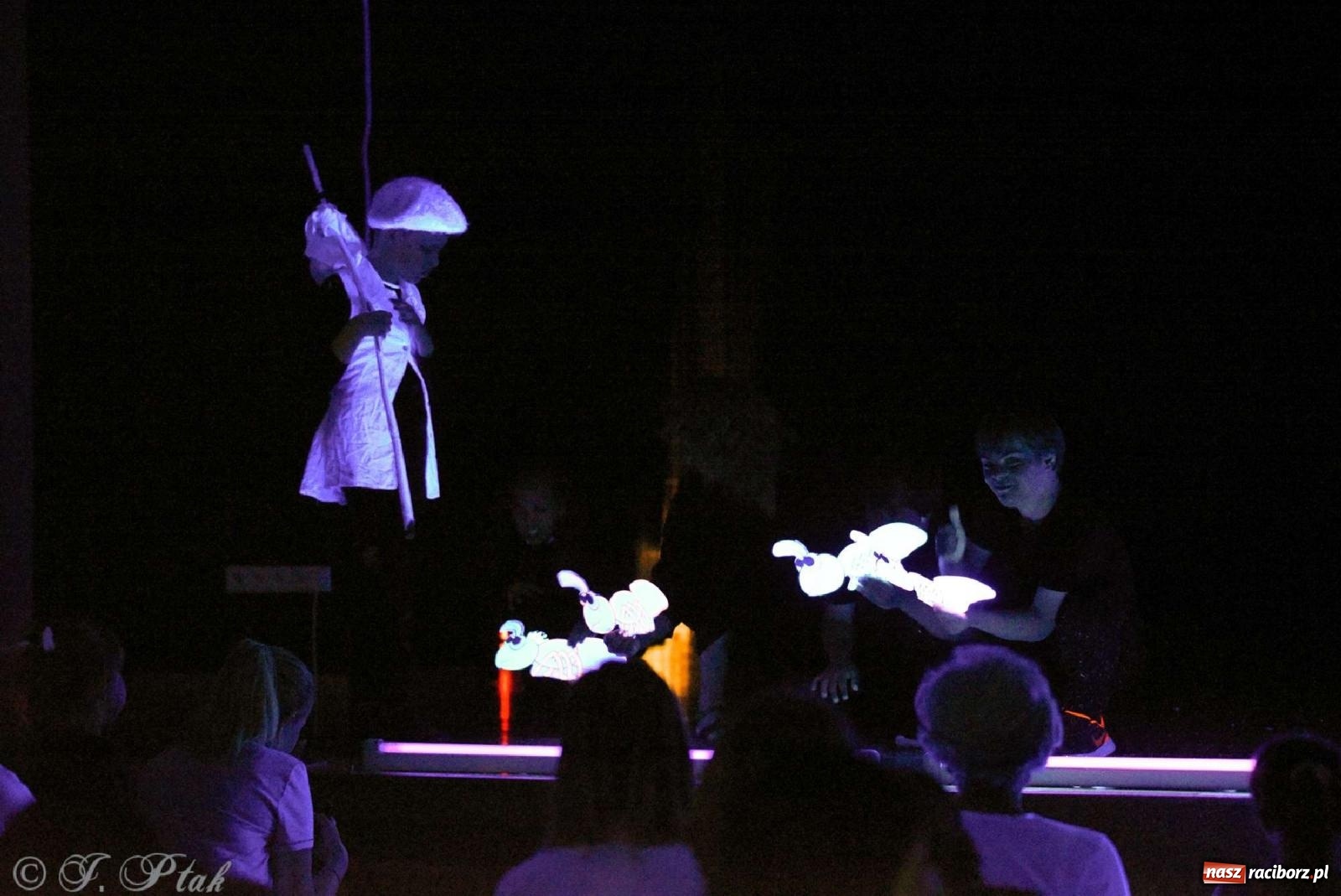 Zdjęcie w galerii na portalu naszraciborz.pl: Magiczny wieczór teatralnych premier w MDK-u wiadomości z regionu