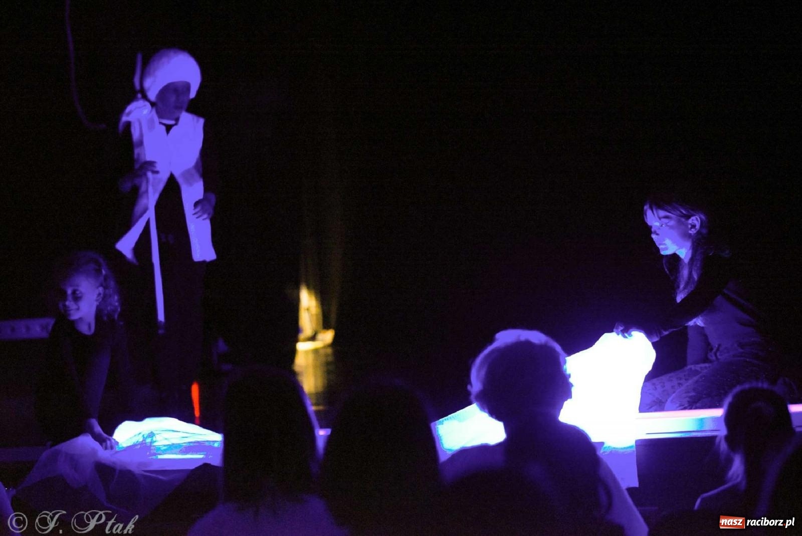 Zdjęcie w galerii na portalu naszraciborz.pl: Magiczny wieczór teatralnych premier w MDK-u wiadomości z regionu