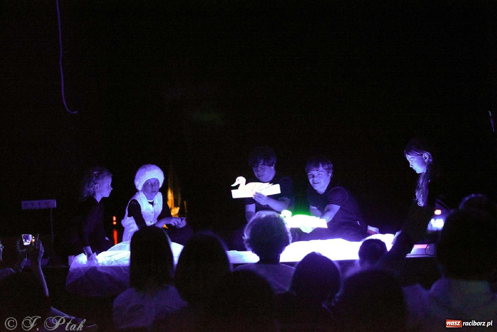 Zdjęcie w galerii na portalu naszraciborz.pl: Magiczny wieczór teatralnych premier w MDK-u wiadomości z regionu