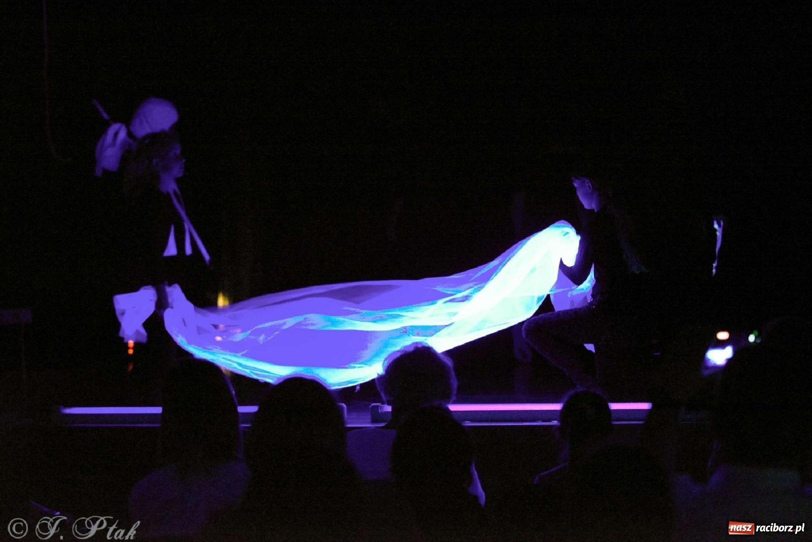 Zdjęcie w galerii na portalu naszraciborz.pl: Magiczny wieczór teatralnych premier w MDK-u wiadomości z regionu