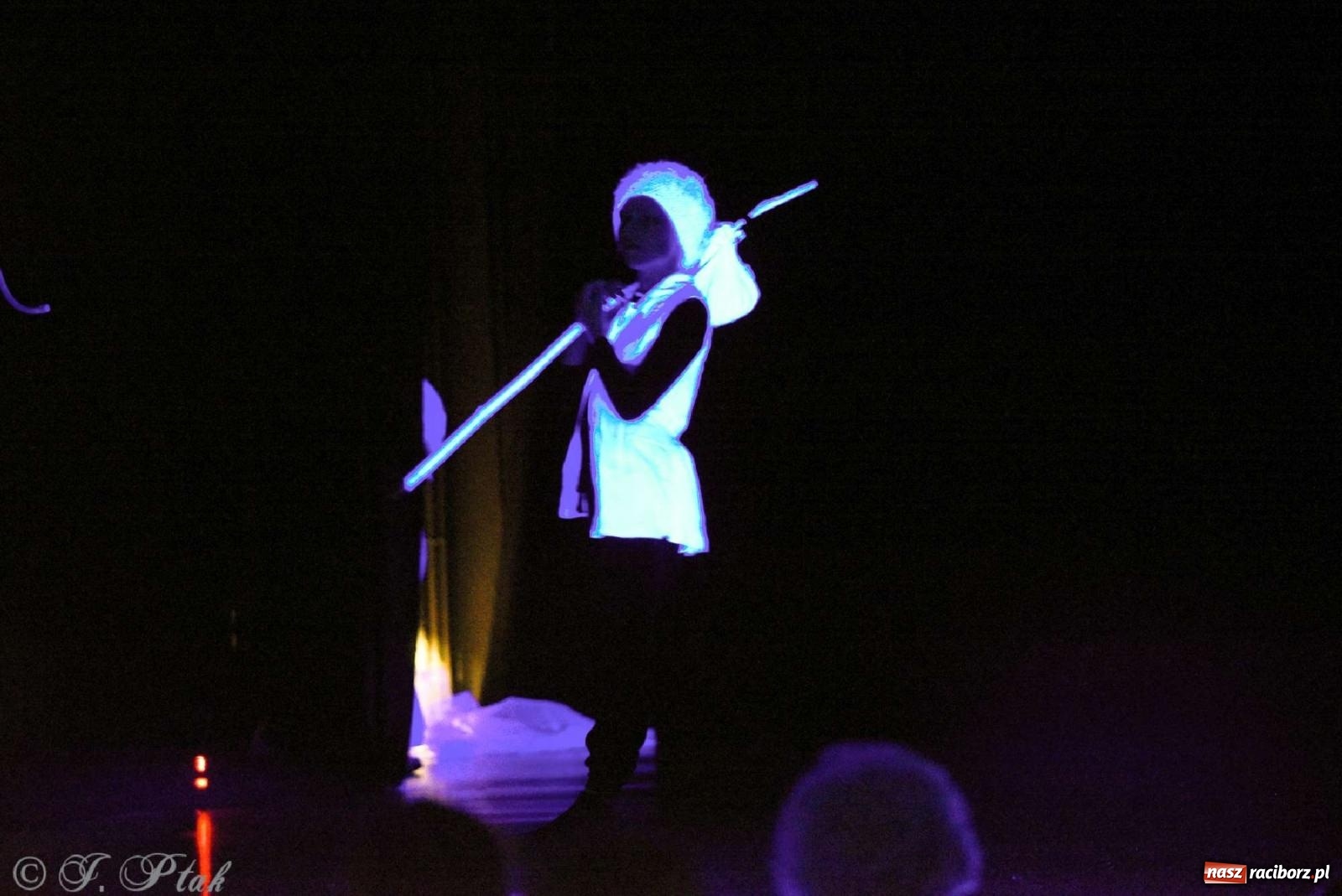 Zdjęcie w galerii na portalu naszraciborz.pl: Magiczny wieczór teatralnych premier w MDK-u wiadomości z regionu