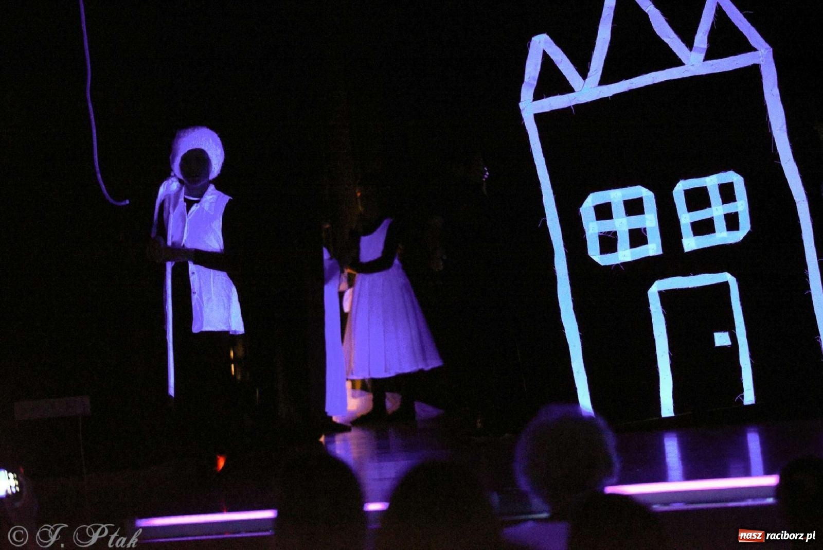 Zdjęcie w galerii na portalu naszraciborz.pl: Magiczny wieczór teatralnych premier w MDK-u wiadomości z regionu