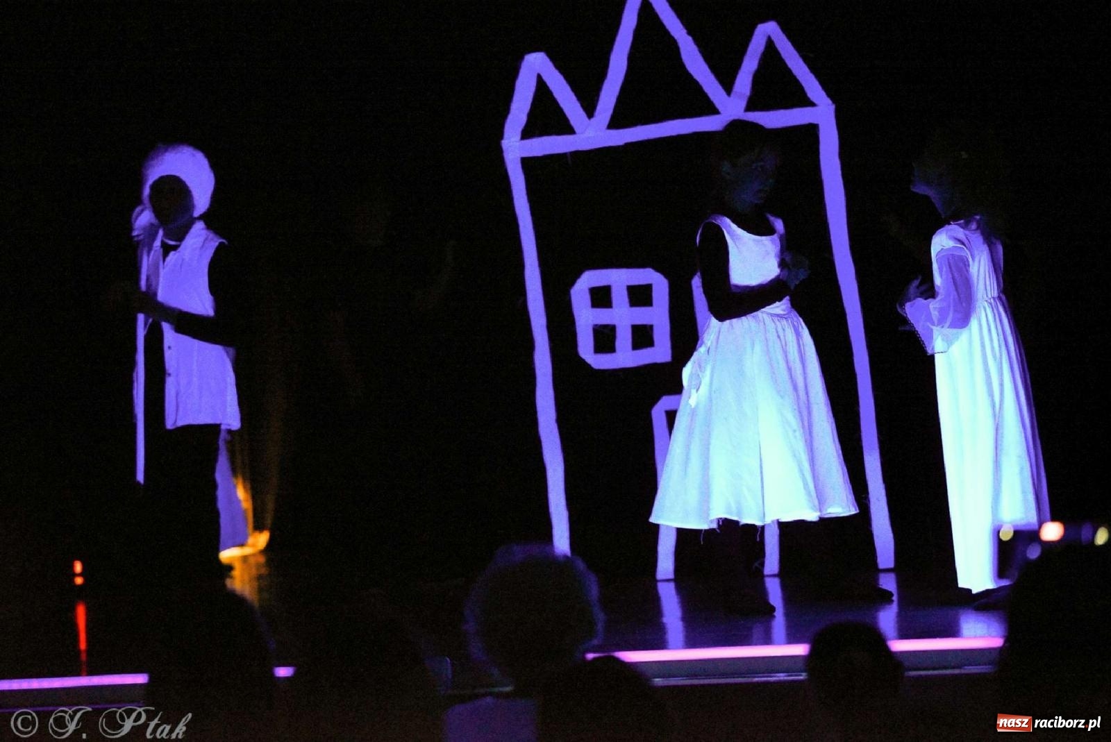 Zdjęcie w galerii na portalu naszraciborz.pl: Magiczny wieczór teatralnych premier w MDK-u wiadomości z regionu