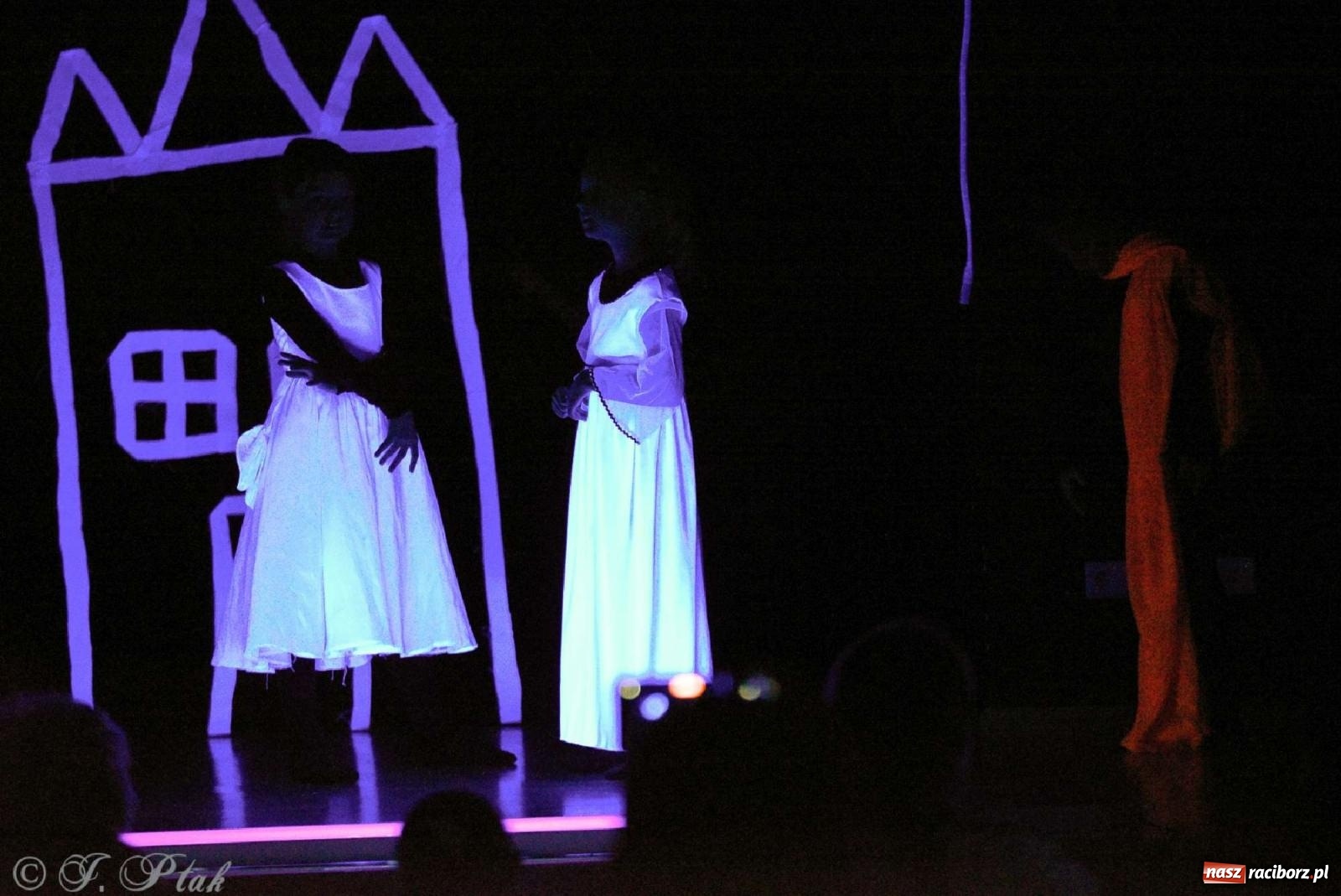 Zdjęcie w galerii na portalu naszraciborz.pl: Magiczny wieczór teatralnych premier w MDK-u wiadomości z regionu