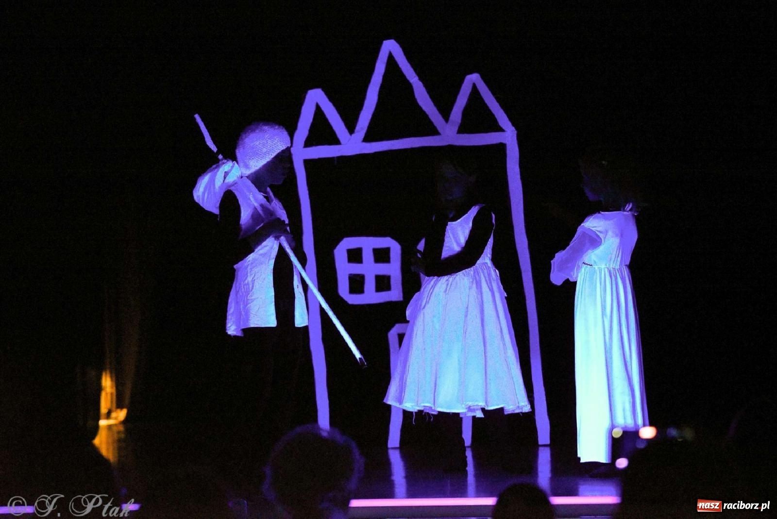 Zdjęcie w galerii na portalu naszraciborz.pl: Magiczny wieczór teatralnych premier w MDK-u wiadomości z regionu