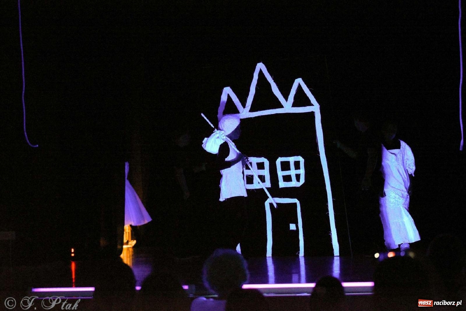 Zdjęcie w galerii na portalu naszraciborz.pl: Magiczny wieczór teatralnych premier w MDK-u wiadomości z regionu