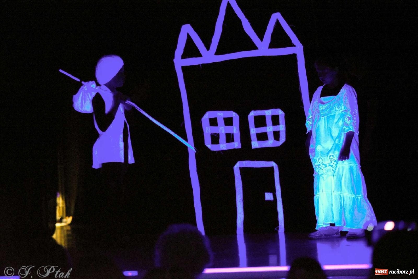 Zdjęcie w galerii na portalu naszraciborz.pl: Magiczny wieczór teatralnych premier w MDK-u wiadomości z regionu