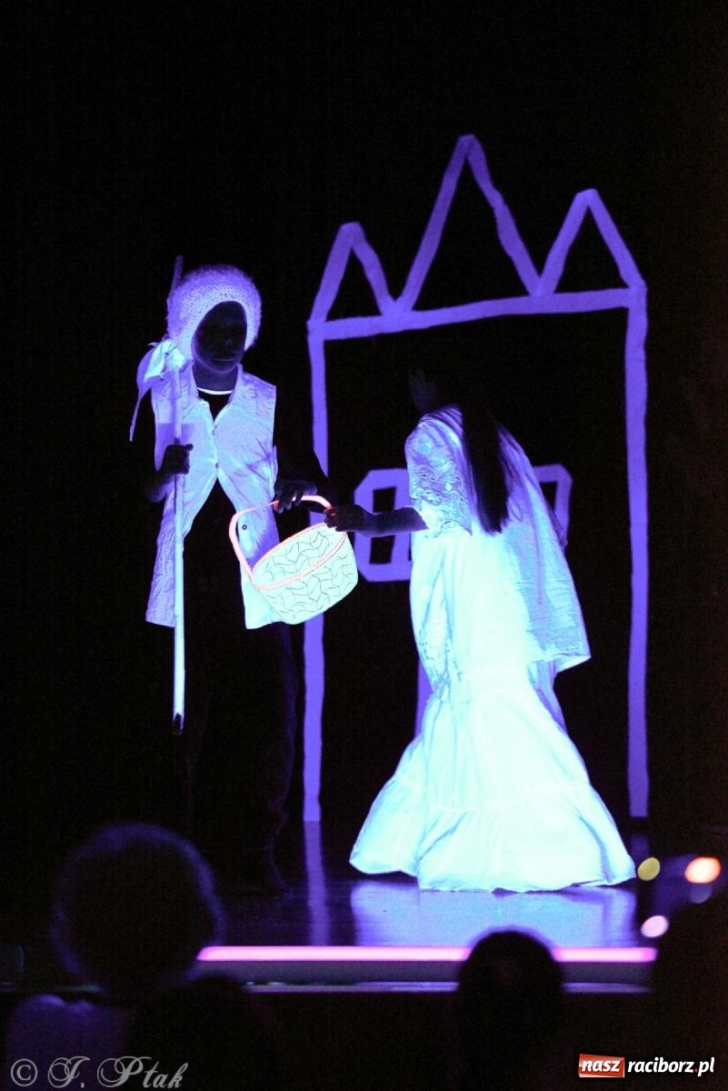 Zdjęcie w galerii na portalu naszraciborz.pl: Magiczny wieczór teatralnych premier w MDK-u wiadomości z regionu