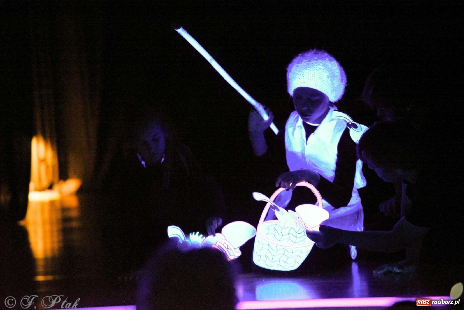 Zdjęcie w galerii na portalu naszraciborz.pl: Magiczny wieczór teatralnych premier w MDK-u wiadomości z regionu