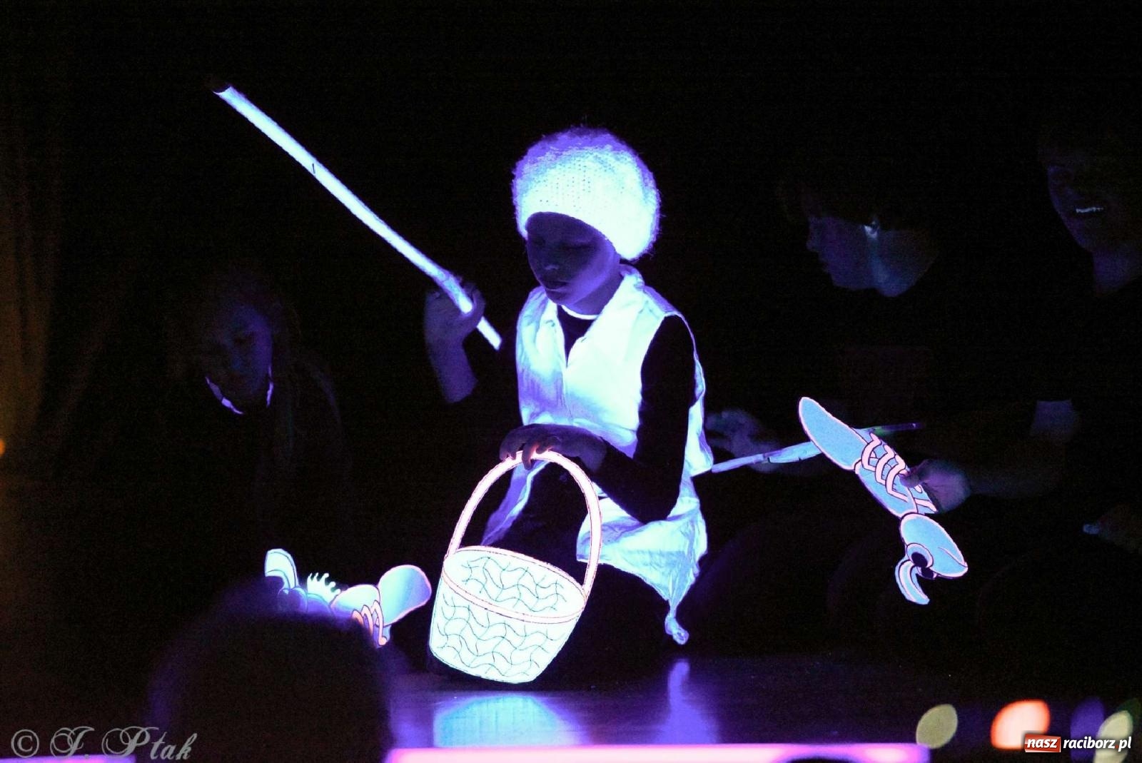 Zdjęcie w galerii na portalu naszraciborz.pl: Magiczny wieczór teatralnych premier w MDK-u wiadomości z regionu