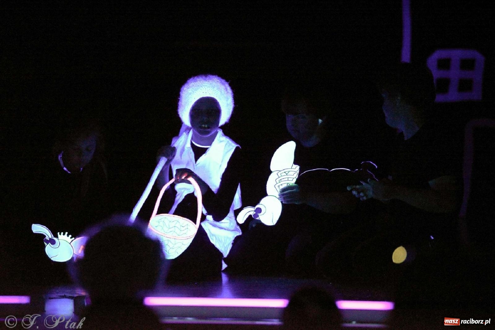 Zdjęcie w galerii na portalu naszraciborz.pl: Magiczny wieczór teatralnych premier w MDK-u wiadomości z regionu